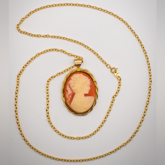 Vintage 1970s Avon Cameo Pendant Necklace - Picture 3 of 9